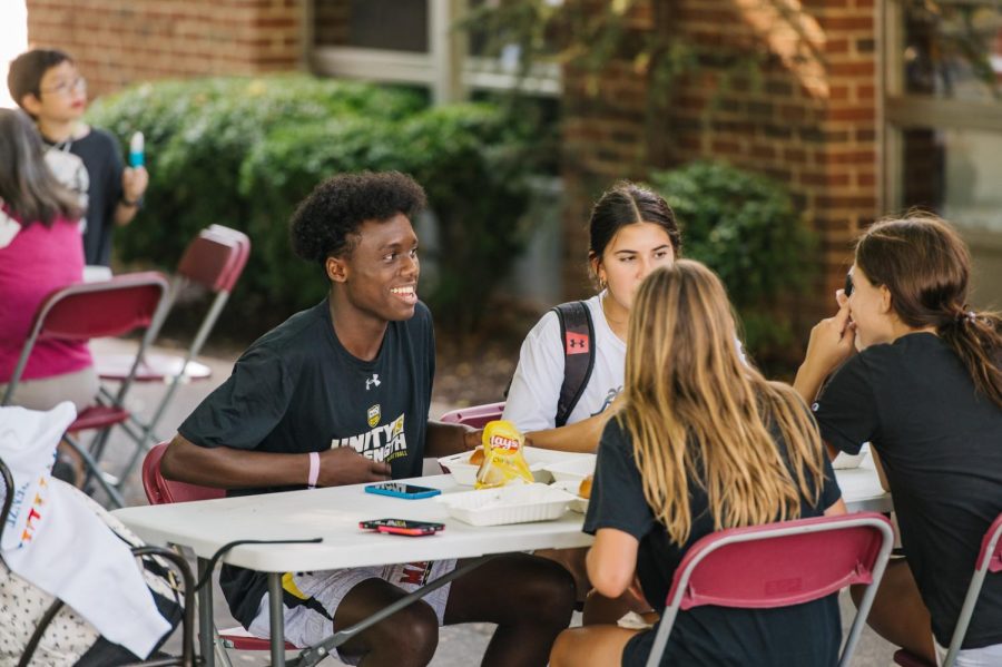 Students are encouraged to eat outside in warmer weather. Photo: Sidwell Friends.